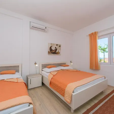 Apartments And Rooms With Parking Space Brela, Makarska - 2717 Gasthof Brela