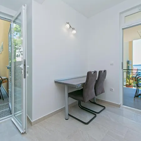 Apartments And Rooms With Parking Space Brela, Makarska - 2717 3*