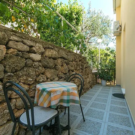 Apartments And Rooms With Parking Space Brela, Makarska - 2717 Gasthof Brela