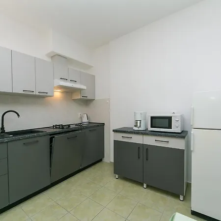 Apartments And Rooms With Parking Space Brela, Makarska - 2717 Gasthof Brela