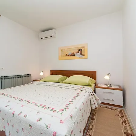 Apartments And Rooms With Parking Space Brela, Makarska - 2717 3*