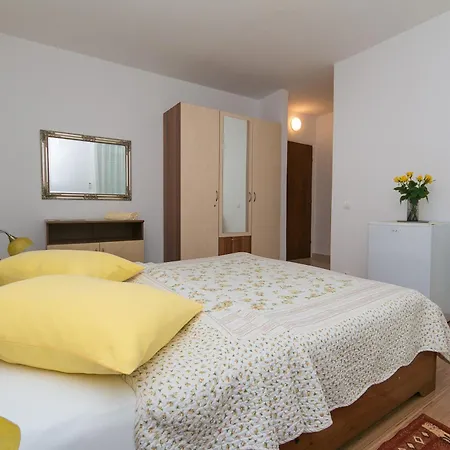 Gasthof Apartments And Rooms With Parking Space Brela, Makarska - 2717