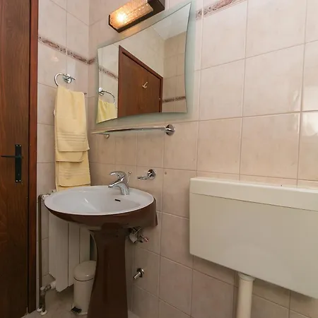 Apartments And Rooms With Parking Space Brela, Makarska - 2717 Gasthof 3*