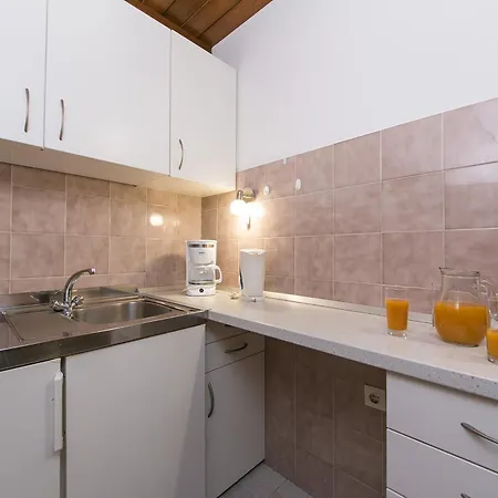 Gasthof Apartments And Rooms With Parking Space Brela, Makarska - 2717