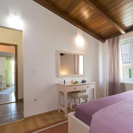 Apartments And Rooms With Parking Space Brela, Makarska - 2717