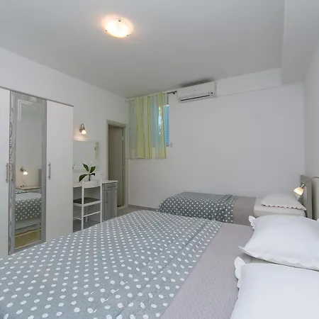 Apartments And Rooms With Parking Space Brela, Makarska - 2717