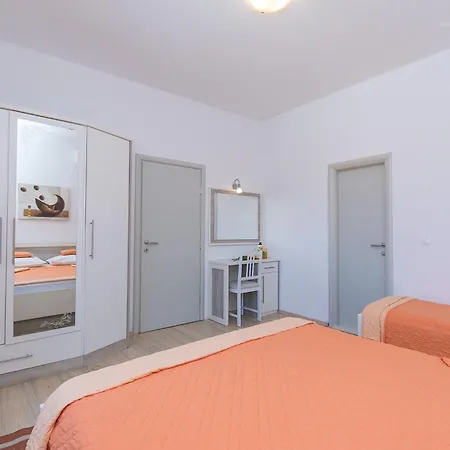 Apartments And Rooms With Parking Space Brela, Makarska - 2717 Gasthof Brela