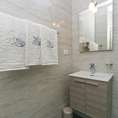 Apartments And Rooms With Parking Space Brela, Makarska - 2717 Gasthof